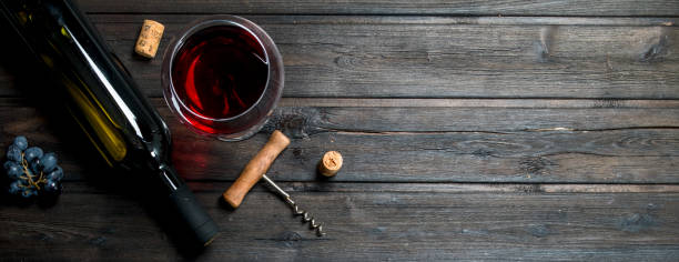 glass of red wine with a corkscrew and corks. - 5470 imagens e fotografias de stock