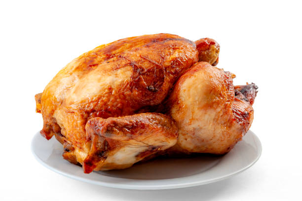 alimento roasted e conceito elevado do prato da proteína com uma galinha inteira do assado em uma placa lisa isolada no fundo branco com um entalhe do trajeto do grampo - inteiro - fotografias e filmes do acervo