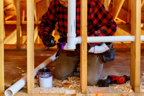 istock Applying plumber pipe drain and vent plumbing system at new home construction 1141493495