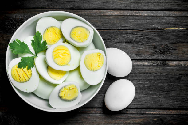 oeufs cuits dans un bol de persil. - eggs boiled boiled egg cooked photos et images de collection