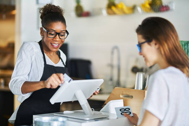 serveuse glisser clients carte bancaire sur pos terminal au restaurant - point de vente photos et images de collection