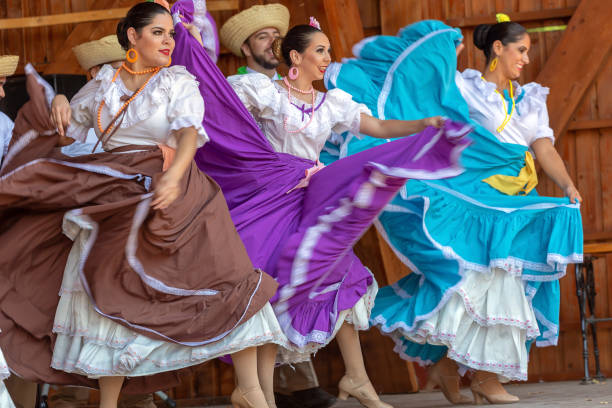 bailarines de puerto rico en traje tradicional - puertorriqueño fotografías e imágenes de stock