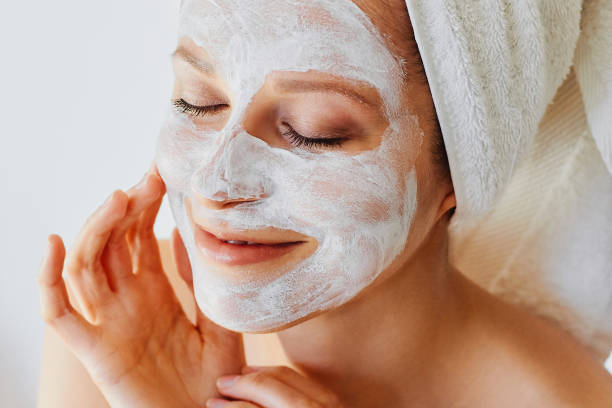 belle jeune femme avec le masque facial sur son visage - face mask photos et images de collection