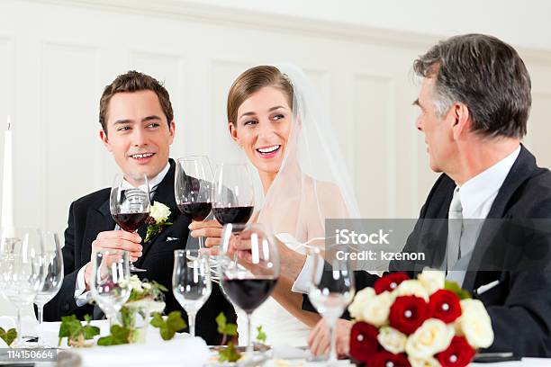 Festa Di Matrimonio A Cena - Fotografie stock e altre immagini di Abito da sposa - Abito da sposa, Adulto, Banchetto