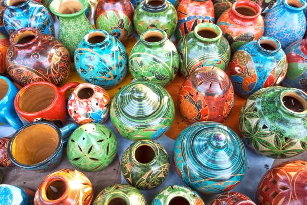 assortimento di ceramiche e mestieri tradizionali in porcellana costaricana venduti come souvenir turistici artigianali colorati nel mercato all'aperto vicino all'ingresso del parco nazionale manuel antonio - earthenware bowl ceramic dishware foto e immagini stock