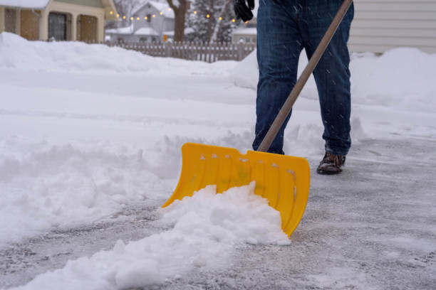 man shoveling snow in winter - snow digging horizontal people imagens e fotografias de stock