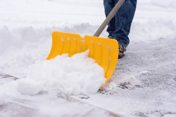closeup of man shoveling snow - snow digging horizontal people imagens e fotografias de stock