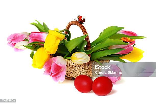 Huevos De Pascua Y Una Canasta Con Coloridos Tulipanes Foto de stock y más banco de imágenes de Alimento