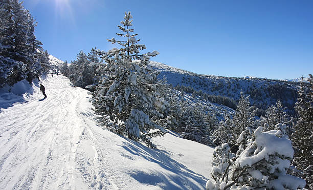 snowboard in bulgaria. resort sciistico borovets - rila mountains foto e immagini stock