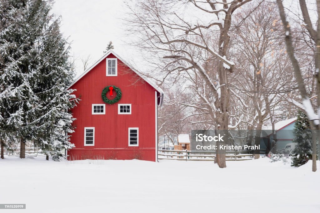 雪の田舎の冬のシーンで赤い納屋 - クリスマスのロイヤリティフリーストックフォト