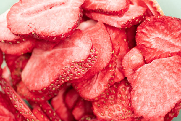 getrocknete erdbeerscheibe - dry strawberry dried food fruit stock-fotos und bilder