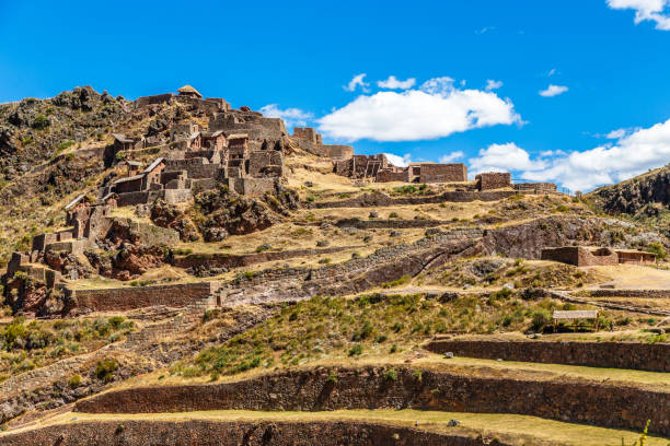 ruiny starożytnej cytadeli inkańskiej z tarasami na górze, pisac, peru - calca zdjęcia i obrazy z banku zdjęć