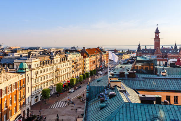 rua center do panorama da cidade de helsingborg, com torre do salão de cidade, sweden - boulevard sea water house - fotografias e filmes do acervo