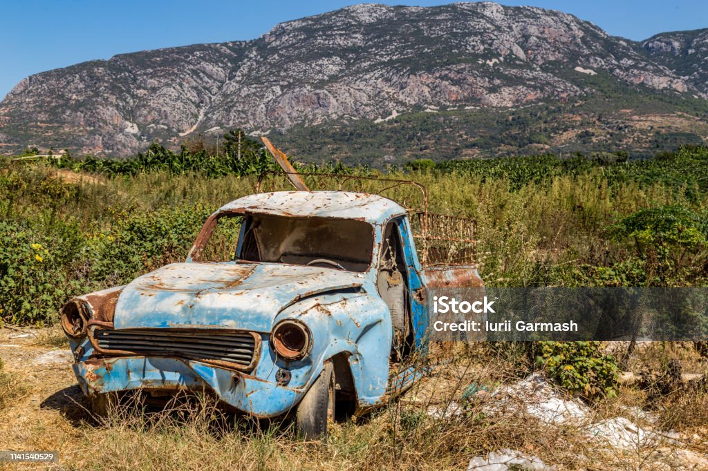 Una Vecchia Auto Arrugginita E Distrutta Abbandonata Nella Natura -  Fotografie stock e altre immagini di Abbandonato - iStock