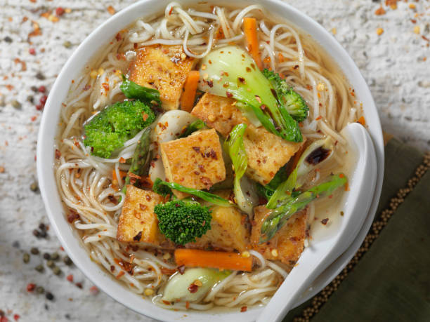 tofu noodle bowl - tofu chinese cuisine vegetarian food broccoli stock-fotos und bilder