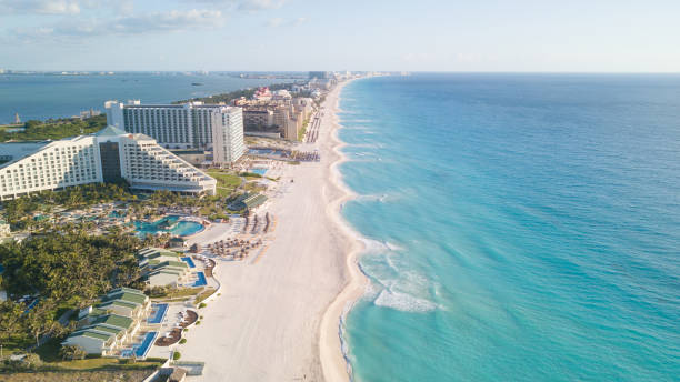 recurso tropical luxuoso com areia branca. vista aérea - cancun - fotografias e filmes do acervo