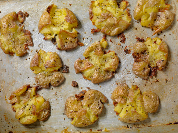 patatas de bebé destrozadas - smashed potatoes fotografías e imágenes de stock