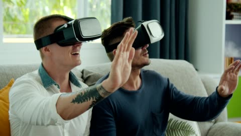 Nueva Zelanda portátil Estúpido Pareja Gay Mientras Juegas Videojuego Con Simulador De Realidad Virtual  Vídeo Stock y más Footage de Acogedor - iStock