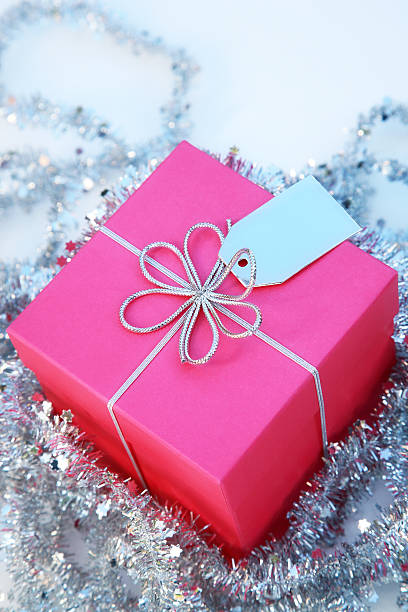 Rosa caja de regalo con lazo de plata y tag - foto de stock