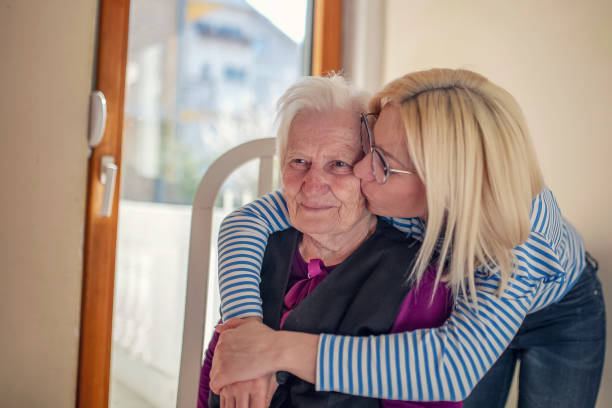 alte seniorin feiert ihren 87. geburtstag mit ihren lieben - long life cake birthday cake grandparent stock-fotos und bilder