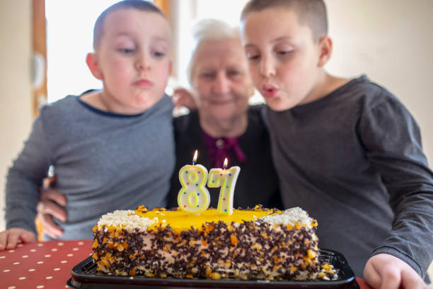 사랑 하는 사람들과 그녀의 87 번째 생일을 축 하 하는 오래 된 수석 여자 - long life cake birthday cake grandparent 뉴스 사진 이미지