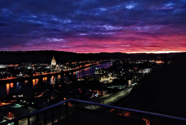 charleston, west virginia di notte - kanawha foto e immagini stock