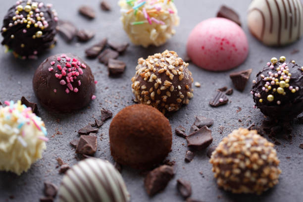 verschiedene schokoladenpralinen - chocolate candy stock-fotos und bilder