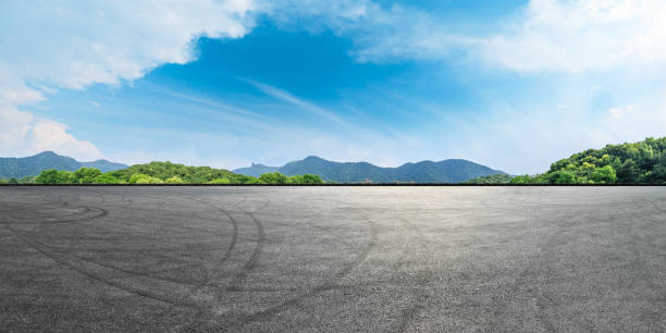 empty asphalt race track and mountains with blue sky landscape - car horizon over land driving street imagens e fotografias de stock
