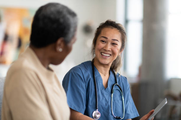 lekarz i pacjent po rozmowie - doctor stethoscope healthcare worker professional occupation zdjęcia i obrazy z banku zdjęć