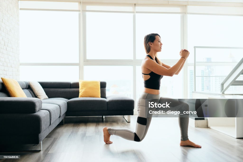 Adult Woman Training Legs Doing Inverted Lunges Exercise - Royalty-free Exercitar Foto de stock