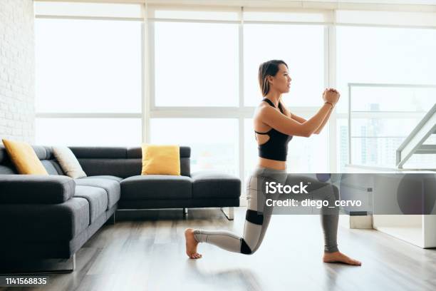 Adult Woman Training Legs Doing Inverted Lunges Exercise - Fotografias de stock e mais imagens de Exercitar