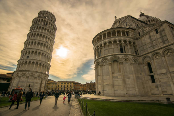 Torre de Pisa e Catedral - Piazza del Duomo. Pôr do Sol. - Tower of Pisa and Cathedral - Piazza del Duomo. Sunset. Pisa, Italy - January 03, 2019: Photo taken with highlight the beautiful Tower of Pisa, photograph made with the city full of tourists from all over the world. The day was very sunny and pleasant weather. With the possibility of entering and climbing the tower, you can see the excitement of tourists to visit. sunrise point stock pictures, royalty-free photos & images