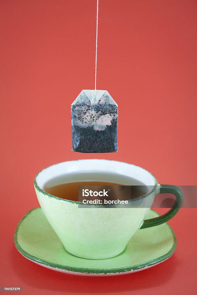 Zielona herbata na czerwonym tle - Zbiór zdjęć royalty-free (Barwne tło)