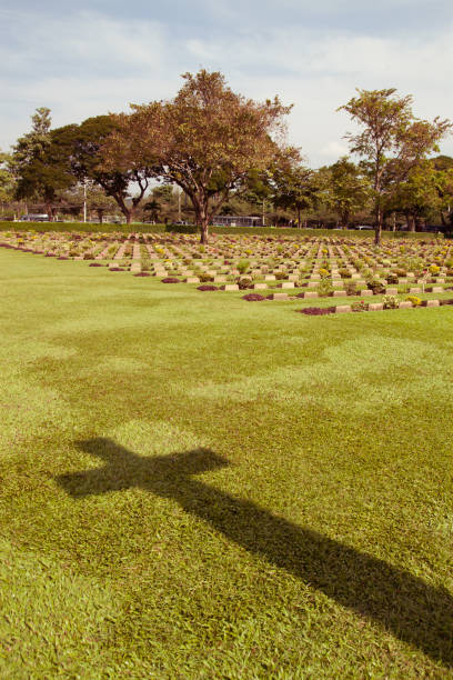 칸 차나 부리 전쟁 묘지 - kanchanaburi province sky cemetery thailand 뉴스 사진 이미지