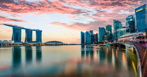 lo skyline di singapore al tramonto - singapore street business sky foto e immagini stock