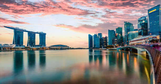 夕暮れ時のシンガポールのスカイライン - marina bay sands hotel architecture asia travel destinations ストックフォトと画像