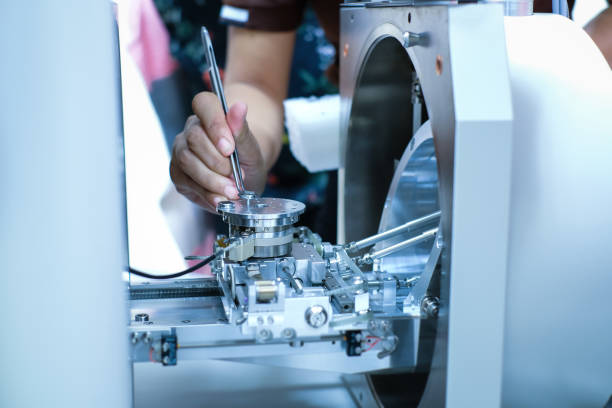 el científico es la preparación de nanomateriales para la máquina de microscopio electrónico de escaneo (sem) en laboratorio - sem fotografías e imágenes de stock