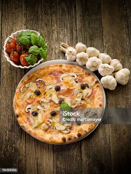 Pizza Capricciosa Foto de stock y más banco de imágenes de Aceituna - Aceituna, Ajo, Albahaca