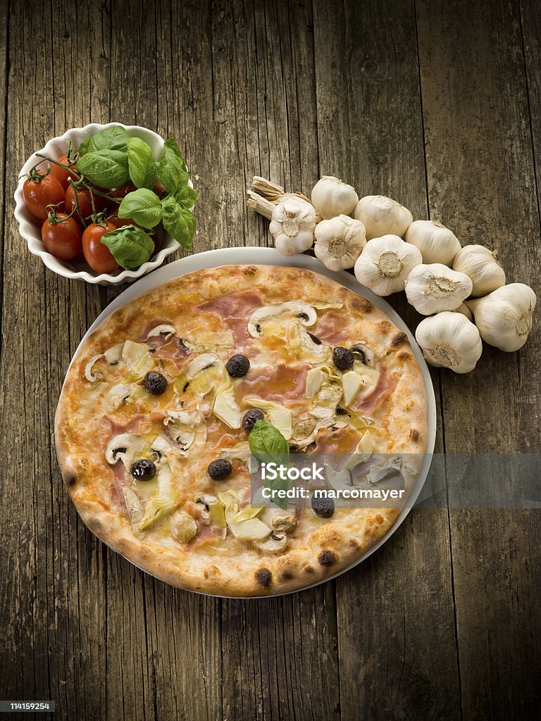 pizza capricciosa - Photo de Ail - Légume à bulbe libre de droits