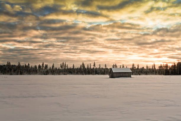 tramonto sui campi innevati - winter finland agriculture barn foto e immagini stock