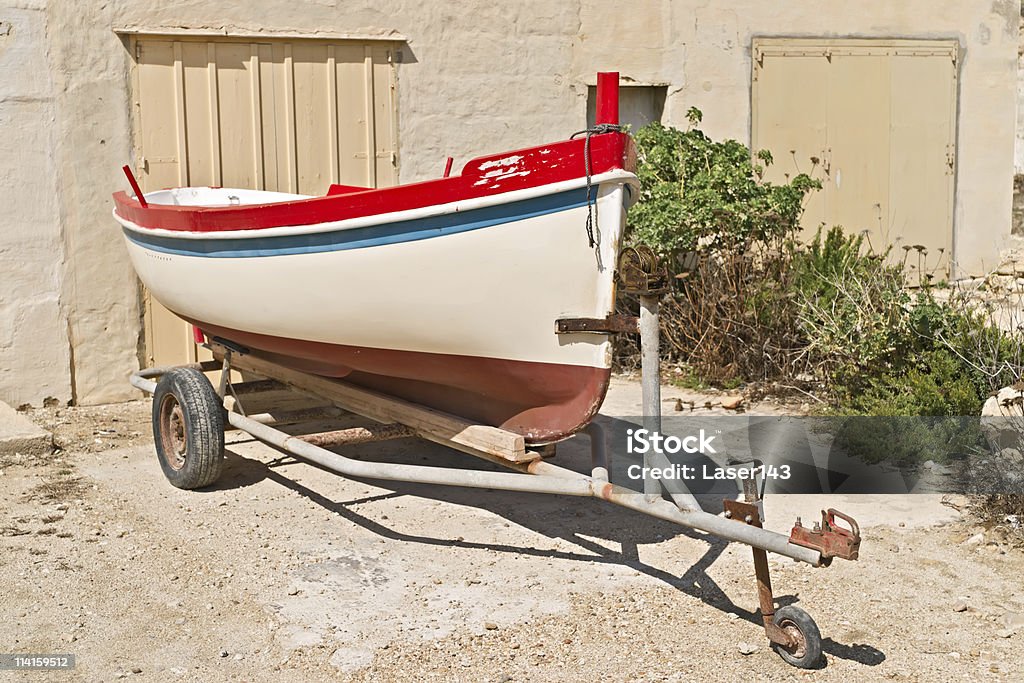 Barco de pesca pequeña en remolques - Foto de stock de Barco de remos libre de derechos