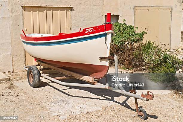 Barco De Pesca Pequeña En Remolques Foto de stock y más banco de imágenes de Barco de remos - Barco de remos, Color - Tipo de imagen, Cultura mediterránea