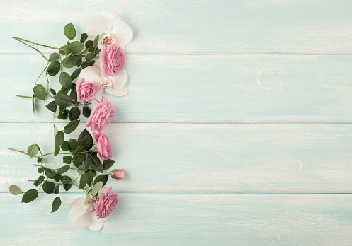 Fondo De Madera Con Rosas Y Flores De Orquídeas Y Lugar Vacío Para El Texto Foto de stock y más banco de imágenes de Aniversario - iStock Fondo De Madera Con Rosas Y Flores De Orquídeas Y Lugar Vacío Para El Texto Foto de stock y más banco de imágenes de Aniversario - iStock