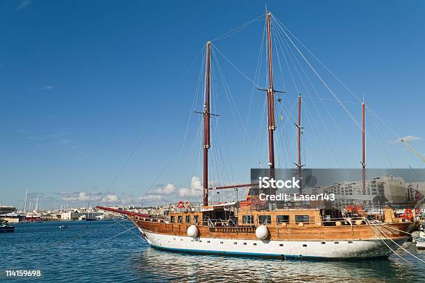 Barcos De Madeira Estão À Espera Azul Yathcing Em Malta - Fotografias de stock e mais imagens de Ao Ar Livre