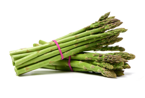 asparagi su sfondo bianco - asparagus foto e immagini stock