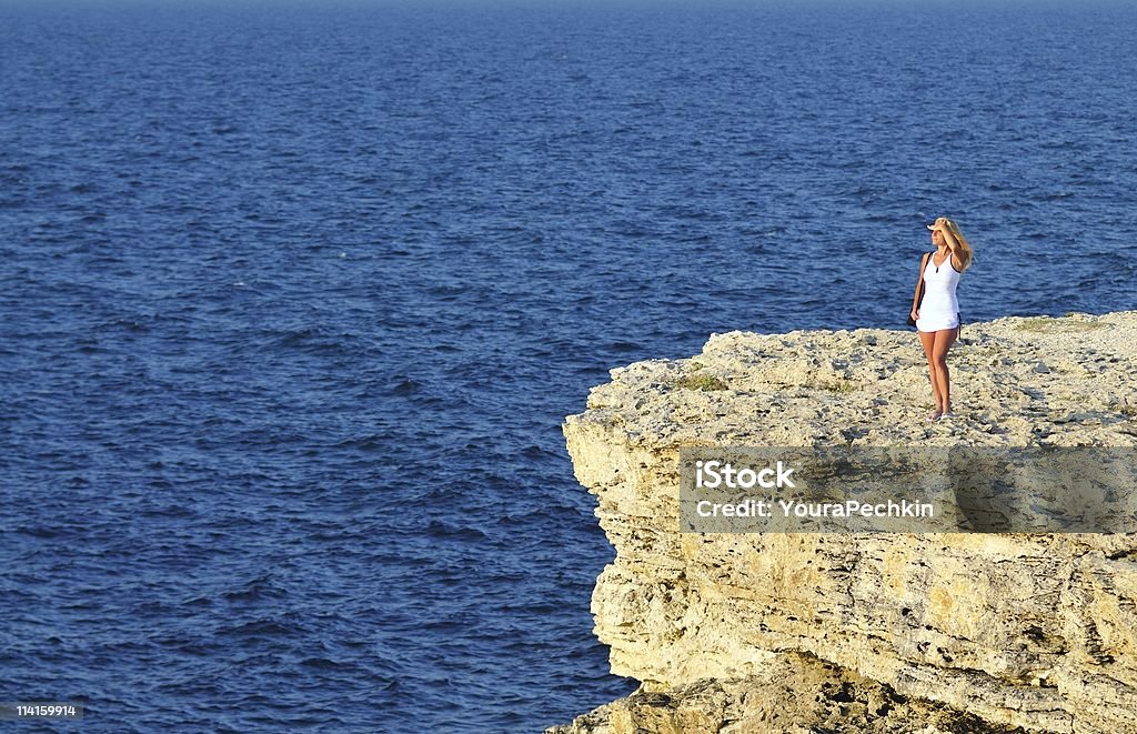 Frau auf der Klippe - Lizenzfrei Achtlos Stock-Foto