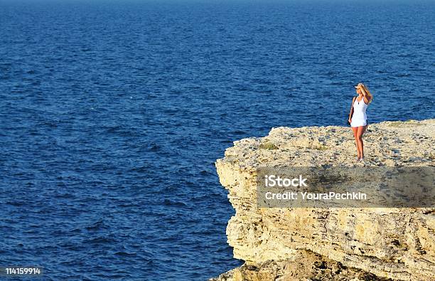 Frau Auf Der Klippe Stockfoto und mehr Bilder von Achtlos - Achtlos, Am Rand, Ansicht aus erhöhter Perspektive