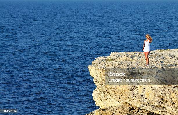 女性の崖の上に - カラー画像のストックフォトや画像を多数ご用意 - カラー画像, ハイキング, バケーション