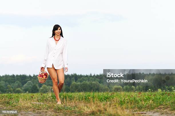 Walking Mädchen Stockfoto und mehr Bilder von Gesunder Lebensstil - Gesunder Lebensstil, Apfel, Eine Frau allein