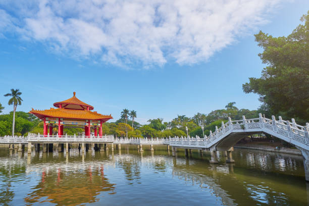 台湾台南市の緑の池がある台南公園の美しい風景。 - 台南 ストックフォトと画像